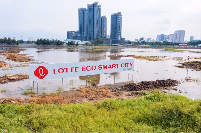 Công tác san lấp mặt bằng đang được triển khai ở một số khu vực gần lối vào dự án. Tuy nhiên, hầu hết khu đất vẫn còn là một bãi sình lầy, đọng nước. Để phục vụ quá trình thi công, chủ đầu tư đã dựng một số khu ở tạm cho công nhân ngay tại công trường dự án. (Ảnh: Zing).