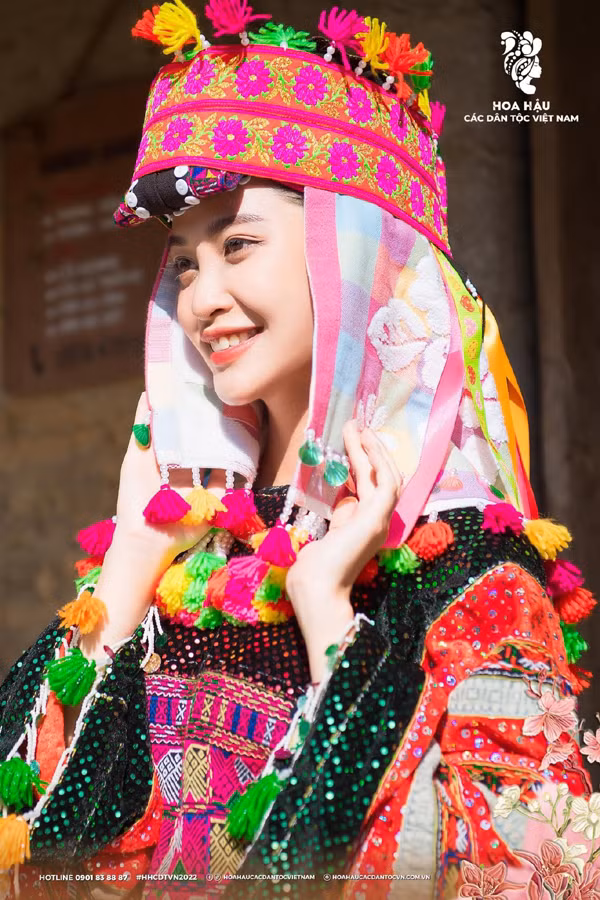 Nong Thuy Hang lam gi sau dang quang Hoa hau cac Dan toc Viet Nam?-Hinh-2