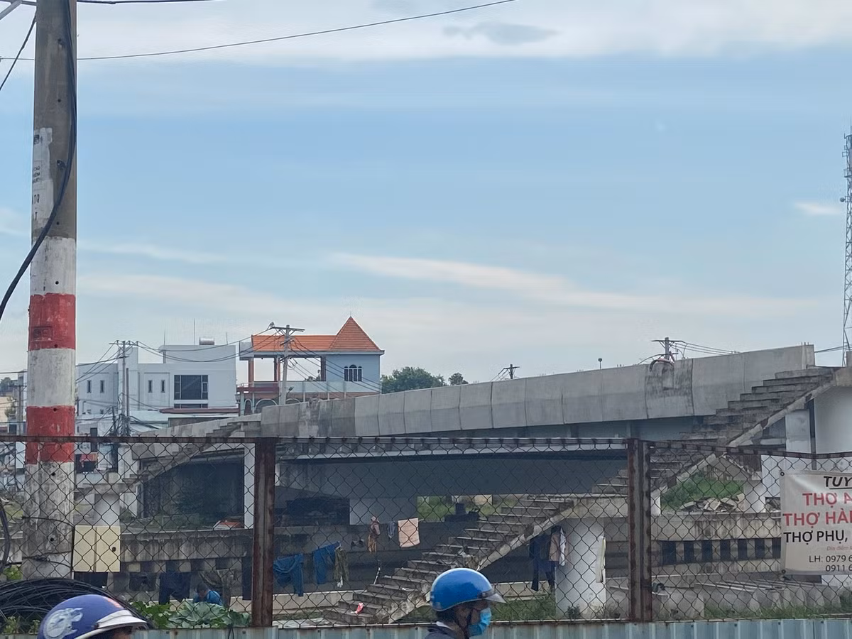 Việc sử dụng nguồn vốn đầu tư công để chuyển đổi hình thức đầu tư cầu Tân Kỳ - Tân Quý là cần thiết, bởi công trình đã đạt 70% khối lượng thi công và hiện đang tạm dừng. Thời gian thực hiện từ năm 2022 đến 2025 (Ảnh: Thanh Niên).