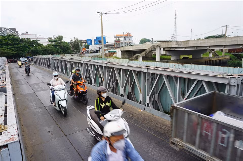 Người dân phải lưu thông trên cây cầu sắt tạm khi cầu Tân Kỳ -Tân Quý chưa hoàn thành. (Ảnh: Lao Động).
