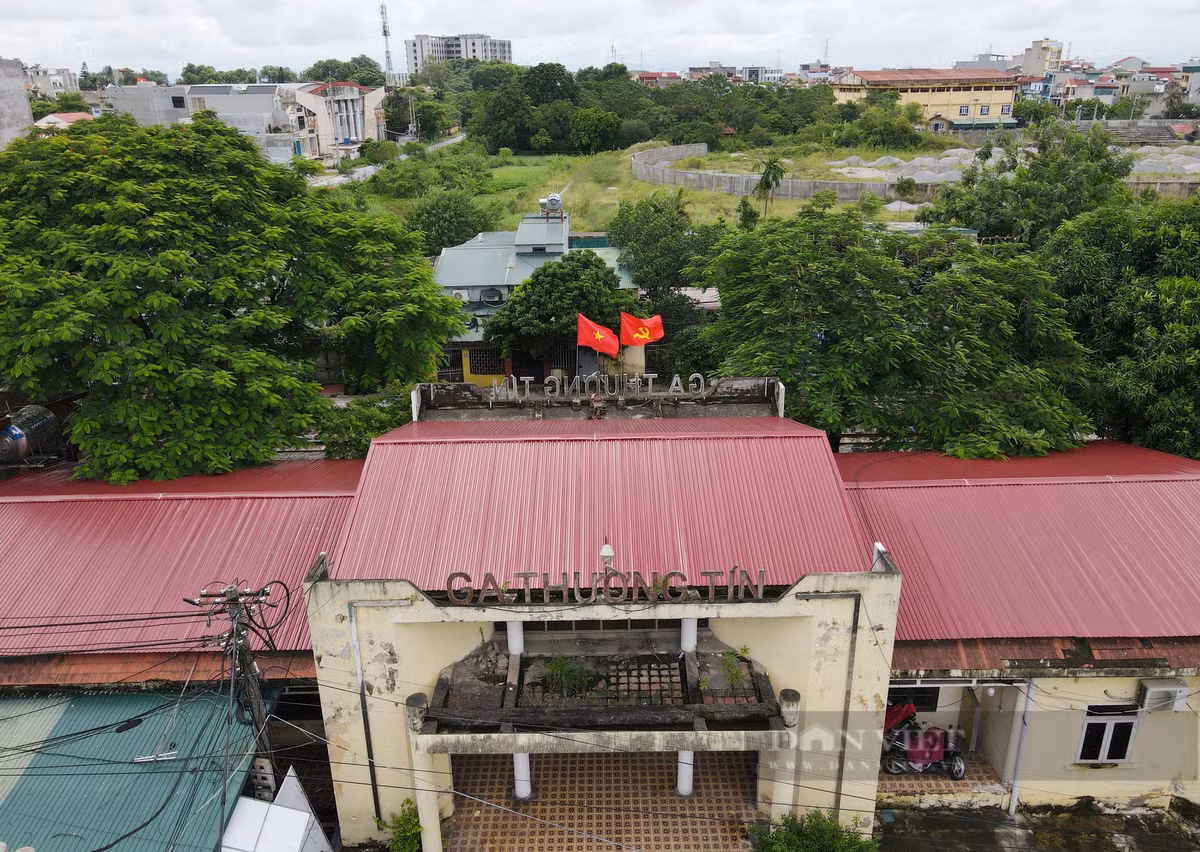Ga Thường Tín được xây dựng và đưa vào sử dụng đã lâu nên nhiều hạng mục đang xuống cấp, cũ kĩ qua thời gian. (Ảnh: Dân Việt).