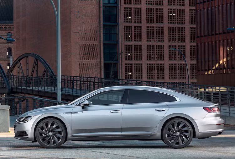 Dựa trên nền tảng khung sàn MQB mới nhất của Volkswagen, Arteon có chiều dài 4,862 m, rộng 1,871 m, cao 1,427 m và trục cơ sở dài 2,841 m. Tương tự như A5 Sportback, vòm mui của chiếc xe kéo dài một cách thanh lịch về phía đuôi. Cùng với bộ mâm nhiều nan xoắn, Arteon sở hữu kiểu dáng đầy hấp dẫn và năng động.