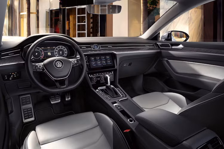 Nội thất của Arteon thừa hưởng thiết kế đơn giản nhưng sang trọng của chiếc sedan hạng trung Passat nhưng sở hữu những công nghệ hiện đại hơn. Trong đó, nổi bật nhất phải kể tới hệ thống thông tin giải trí với màn hình kích thước từ 6,5 tới 9,2 inch, tùy từng phiên bản. Là một mẫu xe cao cấp, Arteon còn có đèn cảm biến LED chạy xung quanh nội thất.