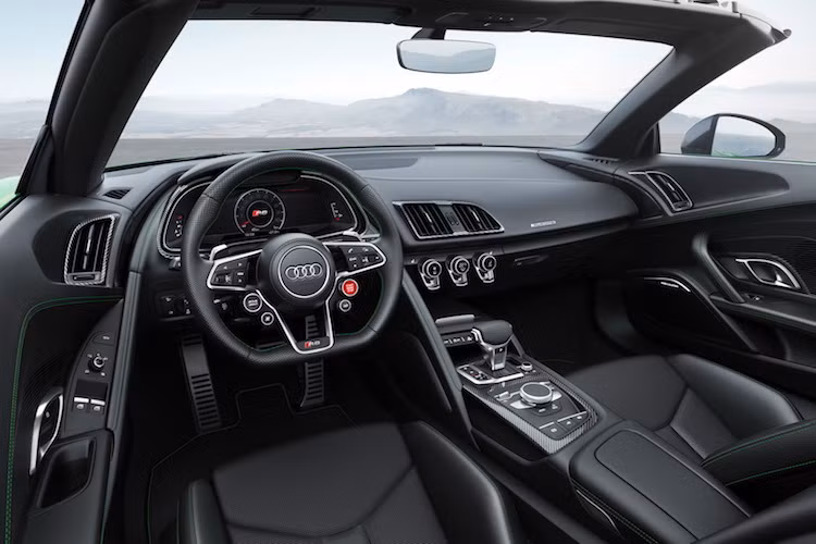 Giống như mọi phiên bản R8 thế hệ mới khác, R8 Spyder Plus sử dụng động cơ V10 5.2l nạp khí tự nhiên có nguồn gốc từ Lamborghini Huracan. Tuy nhiên trên phiên bản này, Audi đã nâng công suất động cơ thành 601 mã lực/560 nm thay vì chỉ 540 mã lực/540 Nm như bản R8 Spyder thường.