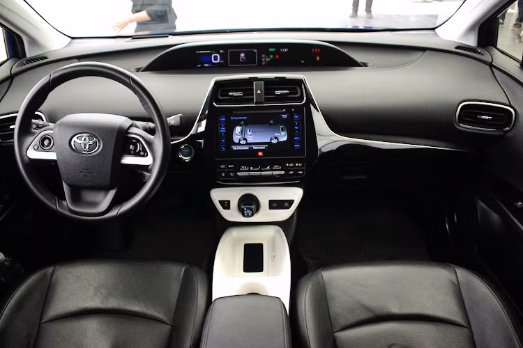 Nhờ có việc sử dụng chassis mới, nội thất của xe đã được nới rộng đáng kể so với thế hệ trước đây. Bên cạnh các chi tiết cao cấp và đầy tính "tương lai" là những màn hình hiển thị và cảm ứng điều khiển, nội thất của Prius rất giản dị và sử dụng nhiều chất liệu nhựa cứng.