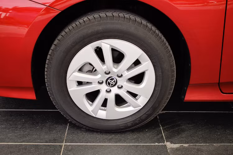 Mọi chi tiết ngoại thất của xe đều được tính toán để có thể giảm tối đa mức tiêu thụ nhiên liệu, chẳng hạn như mâm đúc kích thước chỉ 15 inch với các cánh mâm rất dày để hạn chế cản gió.