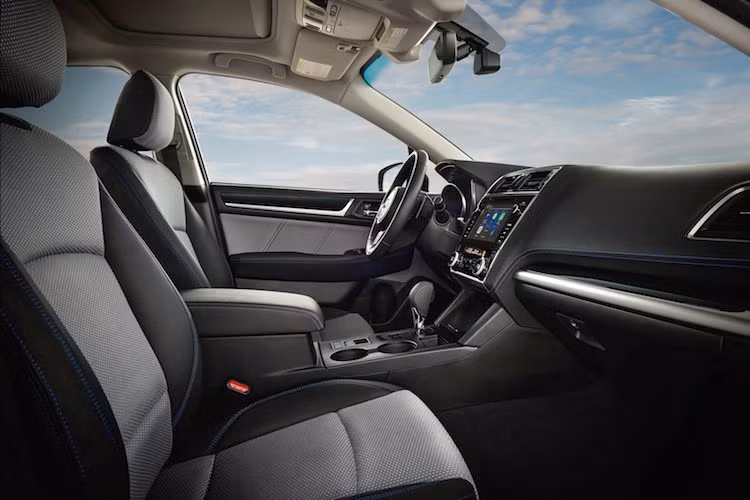 Ngoài hệ thống thông tin giải trí giống như Outback Touring, Legacy Sport 2018 còn được bổ sung tính năng nhắn tin bằng giọng nói Bluetooth, 2 cổng USB, nội thất bọc da 2 màu đen/xám. Thay vì ốp gỗ, phiên bản Sport của Legacy có ốp vân giả carbon trong nội thất.