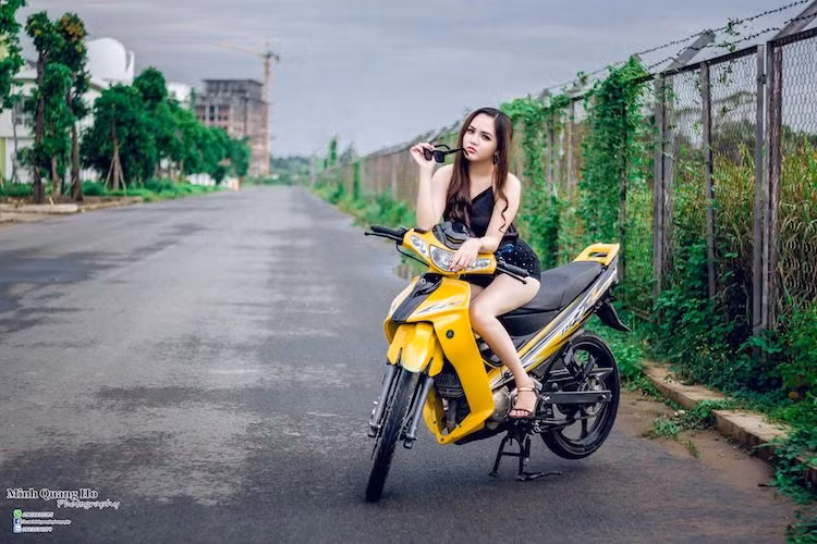 Về thiết kế, Yamaha 125ZR 2016 vẫn tiếp tục sở hữu kiểu dáng giống y hệt phiên bản 2015, vốn đã chỉ được thay đổi nhỏ so với những chiếc Z125 từ những năm 2002.