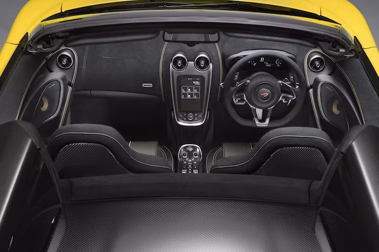 Bên trong nội thất, 570S Spider không có sự thay đổi so với bản coupe. Cabin của chiếc xe được thiết kế hiện đại với màn hình cảm ứng 7 inch IRIS đặt dọc trên bảng điều khiển trung tâm, bảng đồng hồ là một màn hình 10 inch. Mọi chiếc 570S Spider đều có nội thất bọc sẵn trong da Nappa và vải Alcantara.