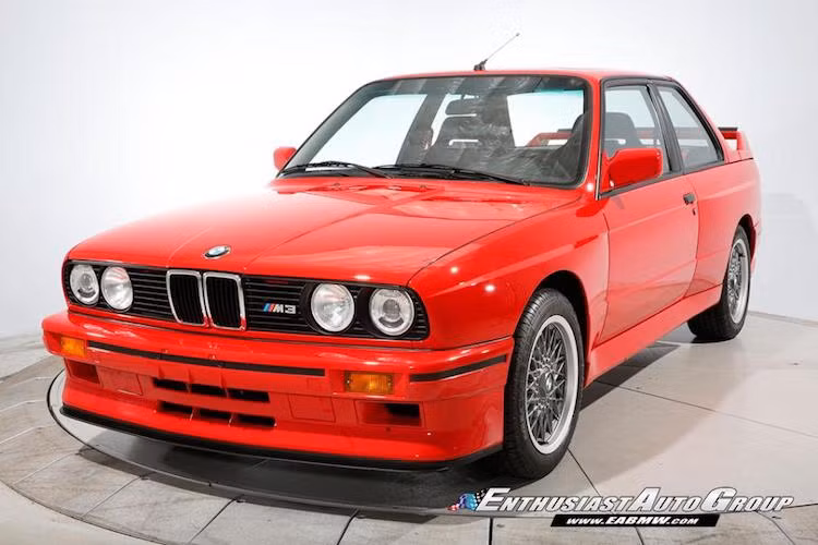 Thuộc thế hệ M3 đầu tiên với tên mã E30, BMW M3 Sport Evolution là phiên bản thể thao nhất, mang nhiều chi tiết lấy cảm hứng từ chiếc xe đua M3 tại giải Group A.