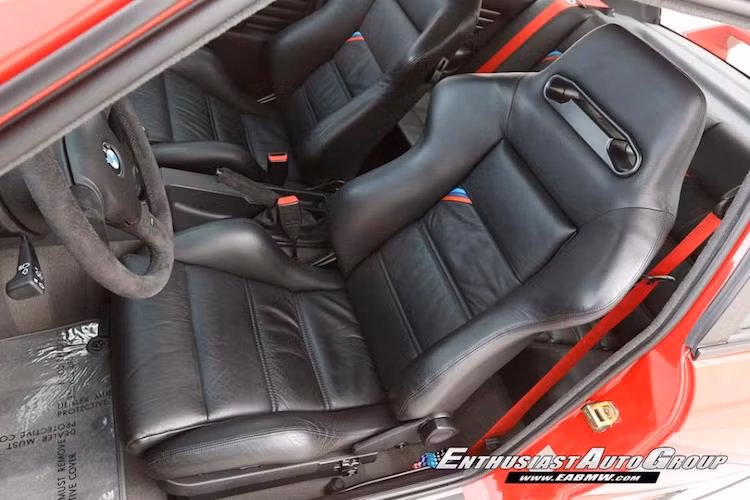 Những chi tiết như tay lái, cần số và phanh tay bọc nhung; cặp ghế ngồi Recaro đặc biệt và tấm bảng nhỏ đánh số thứ tự sản xuất nằm ở bệ trung tâm khiến cho nội thất của M3 Sport Evolution trở nên đặc biệt hơn so với phiên bản M3 thường.