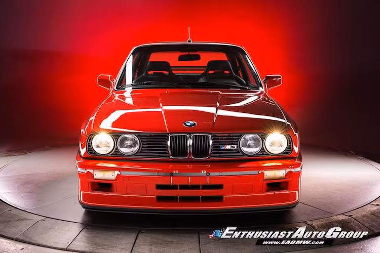 So với M3 E30 thường cùng đời, phiên bản Sport Evolution các khe hút gió trên cản trước lớn hơn, cùng với những lỗ làm mát hệ thống phanh thay vì đèn sương mù.