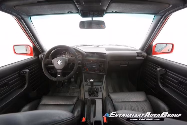 Ở bên trong, BMW cũng "ép cân" cho M3 Sport Evolution bằng cách loại bỏ hàng loạt chi tiết tiện nghi như điều hòa, đèn đọc sách, cửa kính điện, cửa nóc... Tuy nhiên nếu có nhu cầu, khách hàng vẫn có thể đặt lại các trang bị này.