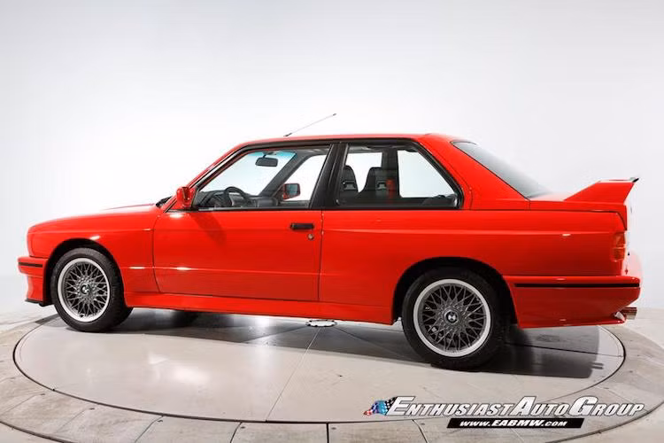 Tuy nhiên, BMW chỉ sản xuất đúng 600 chiếc M3 Sport Evolution phiên bản coupe và 786 chiếc phiên bản mui trần, khiến cho giá phiên bản này càng đắt hơn nữa. Trung bình, một chiếc M3 Sport Evo thường có giá khoảng 150-200.000 USD.