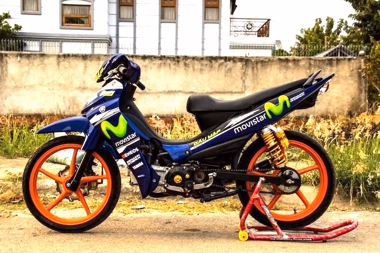 Dù không sử dụng để đi đua, nhưng một biker đã độ lại chiếc Jupiter MX 110 của mình theo phong cách xe đua mạnh mẽ và thể thao, bắt đầu từ dàn vỏ sơn tem đấu theo phong cách Movistar của những chiếc Moto GP.