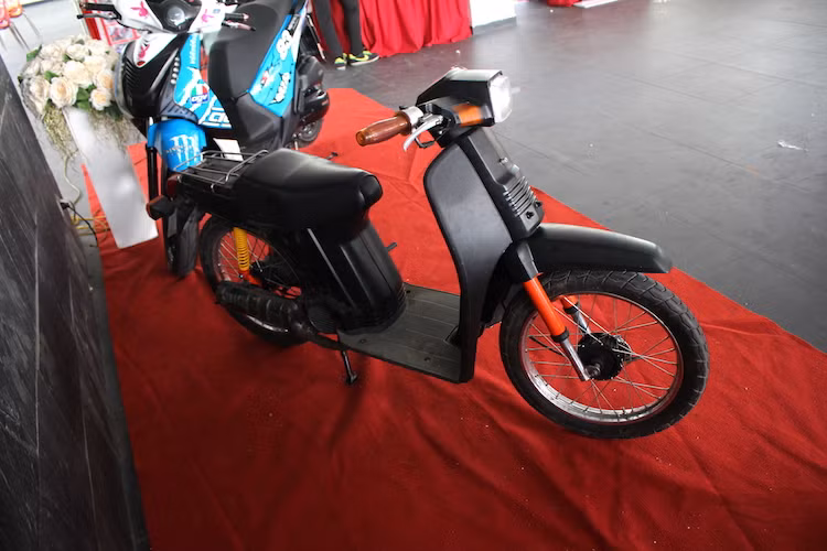 Ra mắt lần đầu vào năm 1984, Honda SH50 là một mẫu xe tay ga giá rẻ với bánh lớn và còn được gọi bằng các tên khác như City Express hay Scoopy. Nguồn gốc tên gọi SH của chiếc xe tới nay vẫn còn gây tranh cãi. Chữ SH được cho là viết tắt của "Scoopy Honda" - khi SH là một phiên bản khác của Honda Scoopy hoặc "Super Handling".