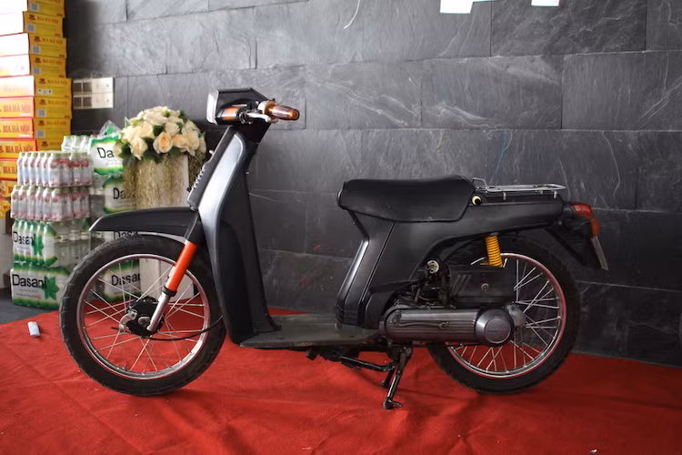 Ra đời vào thập niên 80, Honda SH50 được thiết kế vuông vức theo trào lưu chung của cả ngành công nghiệp ôtô xe máy. Với chiều dài chỉ 1,8 m, rộng 69,4 cm, chiều cao yên 75 cm và trọng lượng chỉ 68 kg, SH50 thế hệ đầu tiên bé hơn rất nhiều so với các "hậu duệ" dung tích 125, 150 hay thậm chí là 300 cc của nó hiện nay.