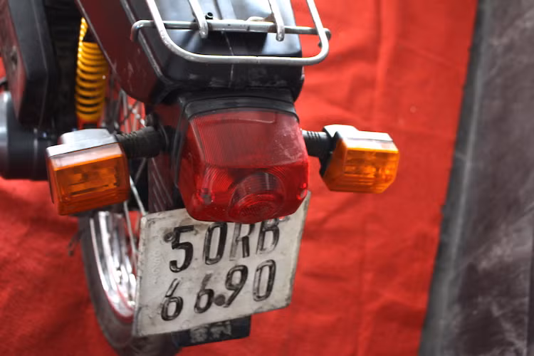 Đổi lại, chiếc xe có mức tiêu thụ nhiên liệu "siêu thấp" chỉ 1,5l/100 km. Với động cơ này, SH50 có thể đạt tốc độ tối đa 50 km/h. Cũng giống như Cub 82, chiếc xe chỉ có yên đơn, baga sau và cụm đèn hậu phía sau vuông vức. Tại Việt Nam, dòng xe Honda SH chỉ bắt đầu trở nên phổ biến kể từ khi thế hệ thứ 3 được nhập vào Việt Nam vào khoảng năm 2002.