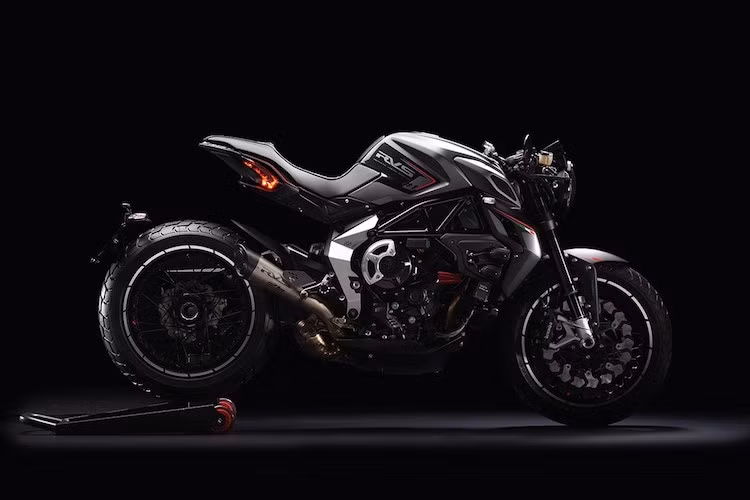 Giống như phiên bản Dragster 800 thường, "dàn chân" của MV Agusta RVS là cặp bánh căm Kineo nhưng được trang trí nhẹ lại. Đi kèm với bộ mâm này là cặp lốp gai kiểu scrambler cùng với các đĩa phanh trước với thiết kế lưỡi cưa đẹp mắt hơn. Trên phiên bản này, MV Agusta đã sử dụng logo đặc biệt mới khá "ngầu" với hình ảnh đầu lâu mắt đỏ.
