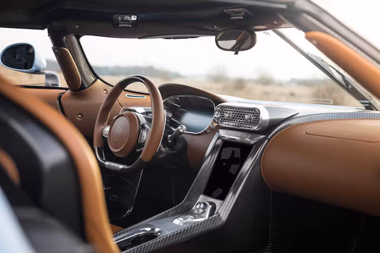 Không chỉ sang trọng hơn những mẫu Koenigsegg khác từng được sản xuất, nội thất của Regera còn có được vẻ đẹp vừa hiện đại, vừa cổ điển. Các lựa chọn màu sắc ấm cúng cùng những chi tiết nhôm CNC chính xác được sử dụng trong nội thất của xe. Regera còn có hệ thống thông tin giải trí hiện đại với kết nối iPhone CarPlay của Apple.
