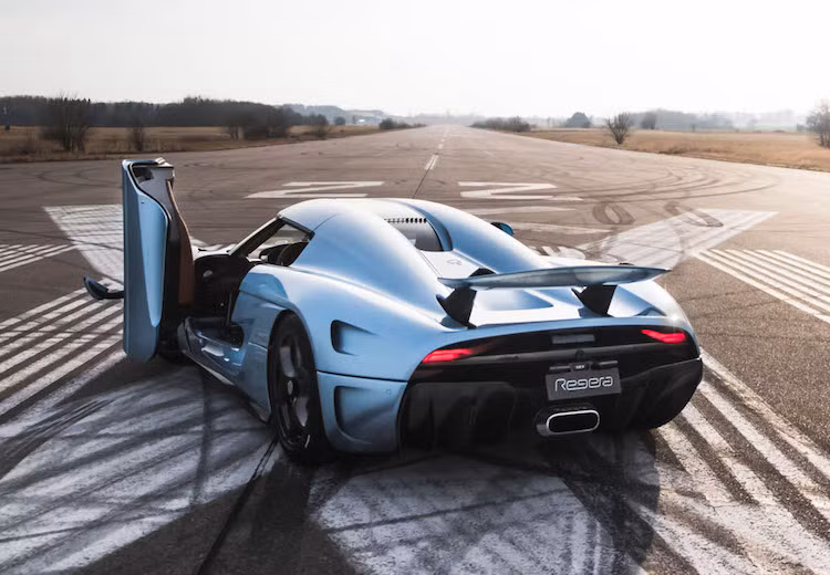 Tuy nhiên, điểm nổi bật của Regera lại là những công nghệ mà Koenigsegg đã tích hợp đằng sau lớp vỏ của chiếc xe, nhằm biến nó trở thành một chiếc "megacar" - "siêu xe của siêu xe" thực thụ.