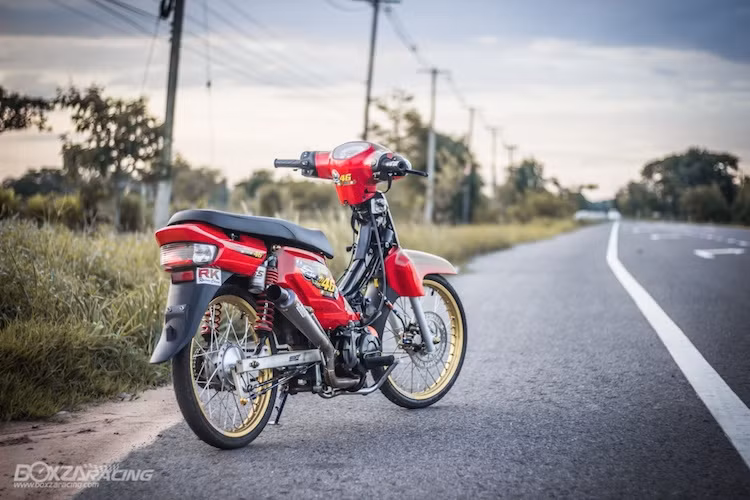 Trong khi dòng xe số phổ thông Honda Super Dream 110 bị người tiêu dùng "chê" đến nỗi buộc Honda phải "khai tử" thì tại Thái Lan, các biker liên tục tạo ra những bản độ "khủng" tử chiếc xe.
