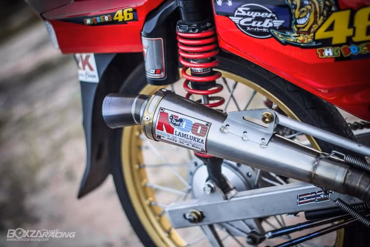 Sau khi độ lại, chiếc Dream Super Cub đã trở thành một mẫu xe phân khối lớn thực sự. Bên cạnh động cơ, hệ thống xả của xe cũng được độ lại với pô "made in Thailand" của hãng Noo Lamlukka. Ở phía sau, hệ thống phuộc nguyên bản của chiếc xe cũng được thay bằng phuộc YSS ổn định hơn.