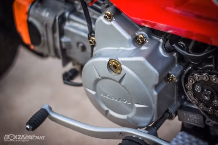 Tại thị trường Thái Lan, Dream Super Cub nguyên bản được trang bị động cơ xi-lanh đơn SOHC 2 van 109,1 cc, đường kính trái 50 mm và hành trình piston 55,6 mm giống y hệt Super Dream 110 tại Việt Nam, với điểm khác biệt duy nhất là hệ thống phun xăng điện tử PGM-FI thay vì chế hòa khí thông thường.