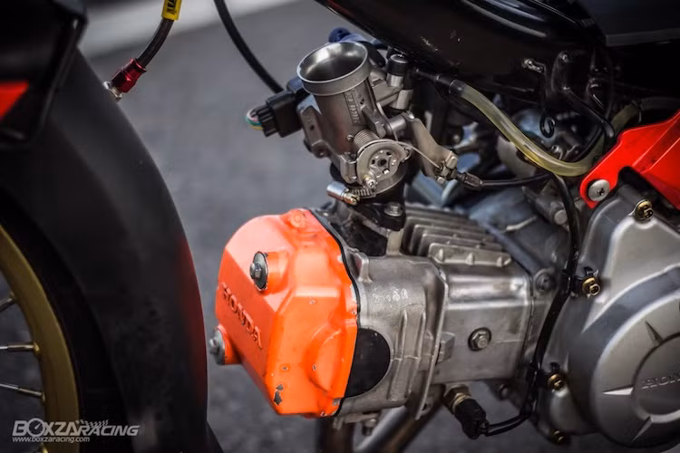 So với Dream Super Cub nguyên bản, chiếc xe độ này đã được thay piston trái lớn 59 mm và kết hợp với tay biên dài hơn 3 mm. Theo tính toán, những thay đổi này đã khiến chiếc xe có dung tích xi-lanh tăng lên hơn gấp đôi, đạt 237 cc. Bên cạnh đó, chiếc xe còn được độ tay côn và hộp số với các cấp 1, 2 và 4 thay đổi tỷ số truyền.