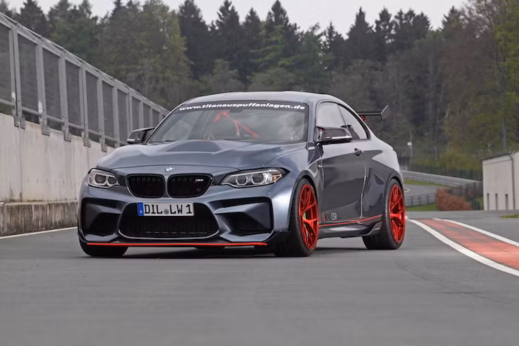Hiện tại đang là mẫu xe thể thao nhỏ nhất, rẻ nhất tới từ bộ phận M-Sport của BMW, chiếc coupe BMW M2 thể thao vẫn được dân chơi xe trên Thế giới đánh giá cao bởi cảm giác lái "thuần chất" như những dòng BMW trong quá khứ. Với động cơ 6 xi-lanh thẳng hàng tăng áp kép 3.0l mạnh 365 mã lực, chiếc xe cũng không hề "yếu đuối".