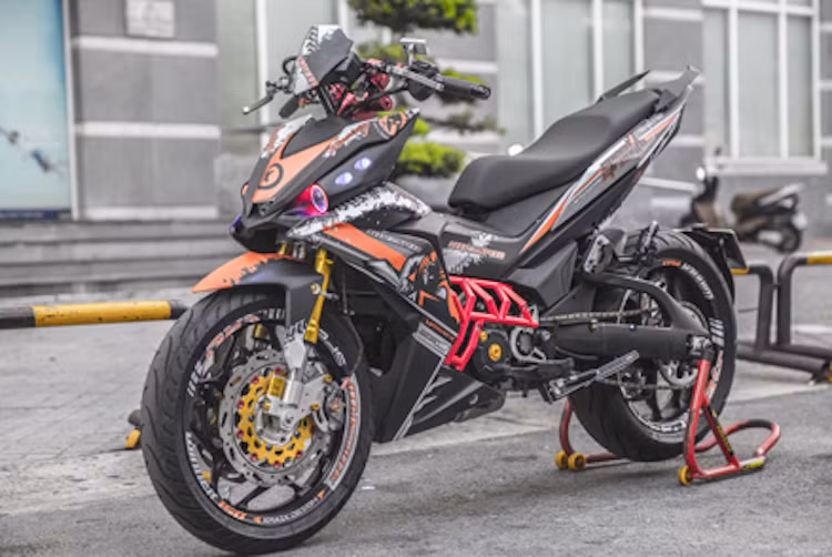Với ưu thế về động cơ, khung, hệ thống phuộc và giá bán hợp lý, mẫu xe côn tay Honda Winner 150 đang dần khẳng định được "chỗ đứng" của mình trên thị trường xe Việt. Tuy nhiên so với đối thủ Exciter 150, chiếc xe có kiểu dáng không hấp dẫn bằng, thậm chí còn được nhiều người ví là một chiếc Wave "cao cấp".