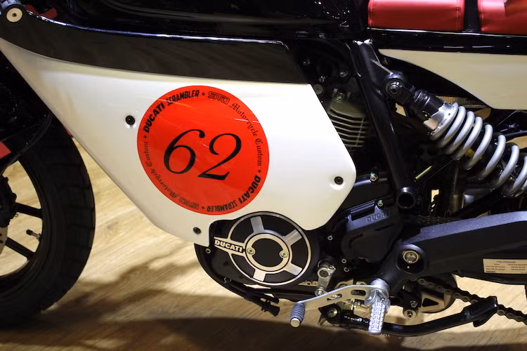 Nằm phía sau bộ quây gió, khối động cơ L-Twin nguyên bản của Scrambler Sixty2 không có sự thay đổi. Với dung tích 399 cc, làm mát bằng không khí và có 2 van/xi-lanh, động cơ này đem tới công suất tối đa 40 mã lực và mô-men xoắn 34,6 Nm.