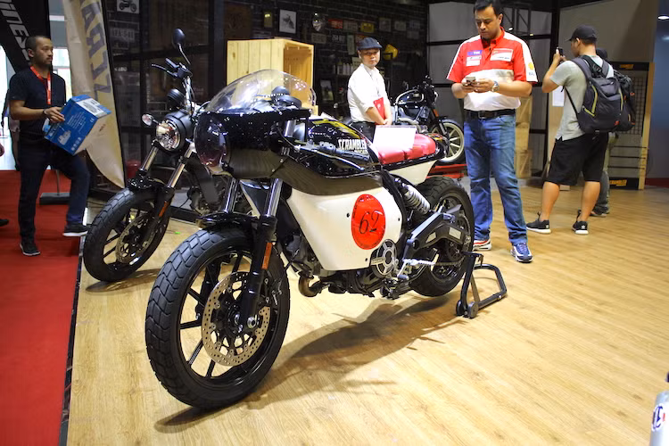 Hiện đang là mẫu xe có dung tích nhỏ nhất và giá rẻ nhất trong dòng sản phẩm, Ducati Scrambler Sixty2 sở hữu kiểu dáng y hệt như "đàn anh" Scrambler 803 cc với sự khác biệt nằm ở các phụ tùng sử dụng. Chính vì vậy, mẫu xe này cũng là "nguyên liệu" tốt để tạo ra các bản độ theo nhiều phong cách khác nhau.