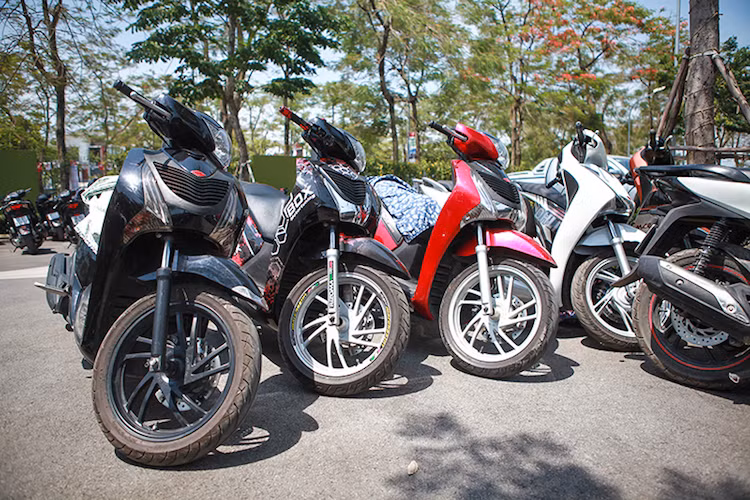 Dù Hà Nội đang trong đợt nóng kỷ lục, nhưng ngày hội Honda SH toàn quốc 2017 lần thứ 2 vẫn thu hút hàng trăm người chơi xe Honda SH cùng gia đình và bạn bè tới từ nhiều tỉnh thành tới tham dự. Được tổ chức từ 8 giờ sáng tới 16 giờ chiều, nhiều chủ xe Honda SH đã đến với ngày hội từ sớm.