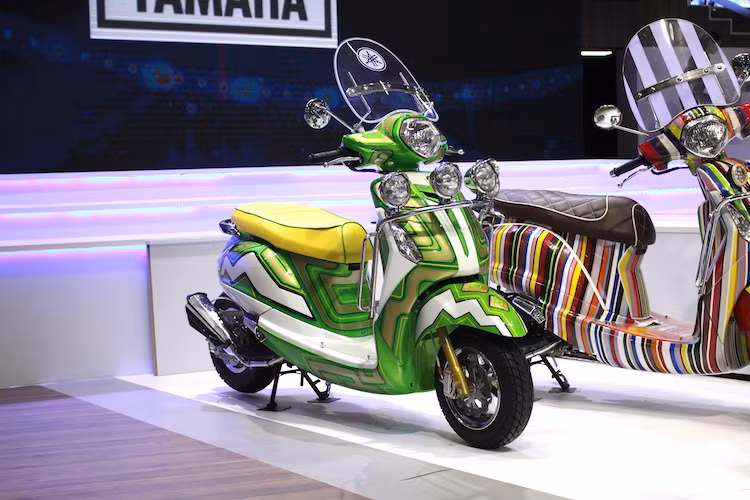 Tại Việt Nam, Yamaha Grande 125 là mẫu xe khá quen thuộc với chị em phụ nữ và chưa từng được giới chơi xe quan tâm. Tuy nhiên khi được độ lại, Grande có thể trở thành một mẫu xe đầy "chất chơi". Để chứng minh điều này, Yamaha đã tạo ra một chiếc Grande độ lấy cảm hứng từ những chiếc ôtô phong cách Lowrider ở Mỹ và trưng bày tại triển lãm xe máy Việt Nam 2017.