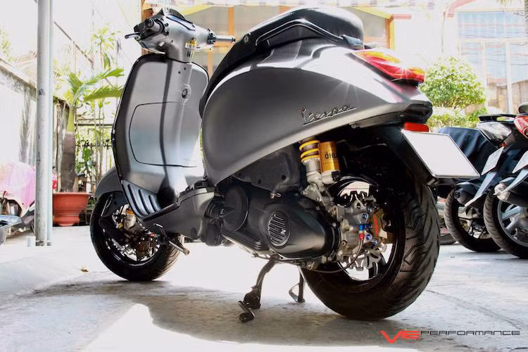 Mẫu xe tay ga Piaggio Vespa Sprint thời trang của dân chơi Sài Gòn này đã được độ lại với danh sách dài những món "đồ chơi" hàng độc, đắt tiền không chỉ khiến cho nó có vẻ ngoài tinh tế mà còn thể thao, mạnh mẽ hơn.