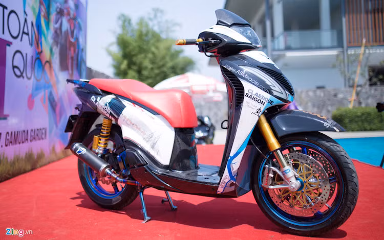 Chiếc xe ga Honda SH nhập Italy thuộc đời cuối 2011 đầu 2012 thuộc sở hữu của biker Châu Lâm Dương, sống tại TP.HCM. Cùng với chiếc Exciter biển ngũ quý 1, chiếc SH độ dàn áo và đồ chơi hàng hiệu xuất hiện ở ngày hội SH toàn quốc ở Hà Nội cách đây ít ngày.