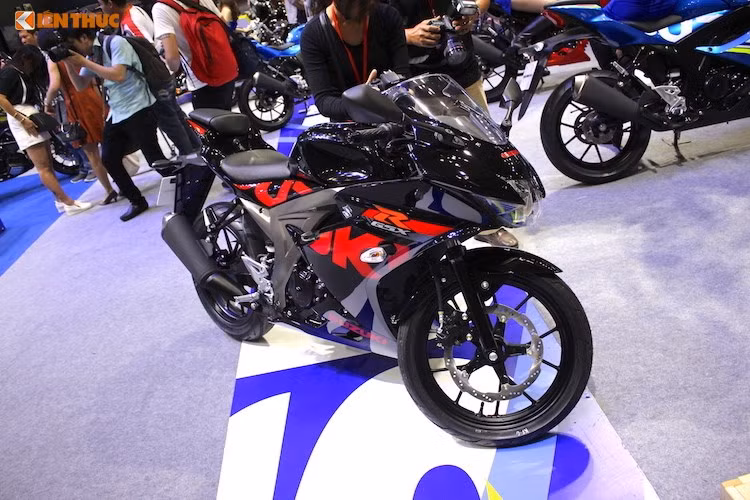 Từng được Suzuki trưng bày trước tại triển lãm xe máy Việt Nam 2017, mẫu xe môtô Suzuki GSX-R150 sẽ chính thức bán ra GSX-R150 tại thị trường Việt Nam kể từ tháng 6/2017. Vào ngày 5/6/2017, mức giá chính thức của chiếc xe là 74,99 triệu đồng đã được Suzuki Việt Nam công bố trên fanpage Facebook chính thức của hãng.