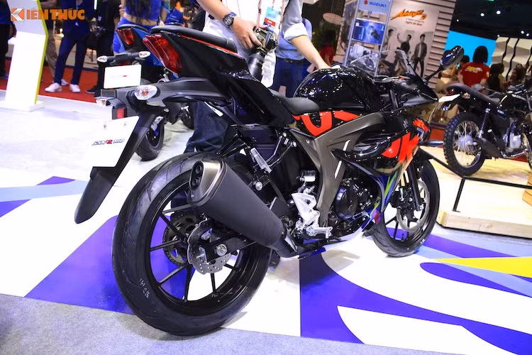 Động thái công bố giá và bán chính thức GSX-R150 được coi là đòn "phủ đầu" trước khi đối thủ Yamaha R15 v3 xuất hiện chính thức tại Việt Nam trong năm nay. 2 mẫu xe này có công suất và các trang bị khá tương đồng, nhưng chắc chắn R15 sẽ đắt hơn GSX-R150 do nhập nguyên chiếc từ Indonesia, với mức giá dự đoán vào khoảng hơn 90 triệu đồng.