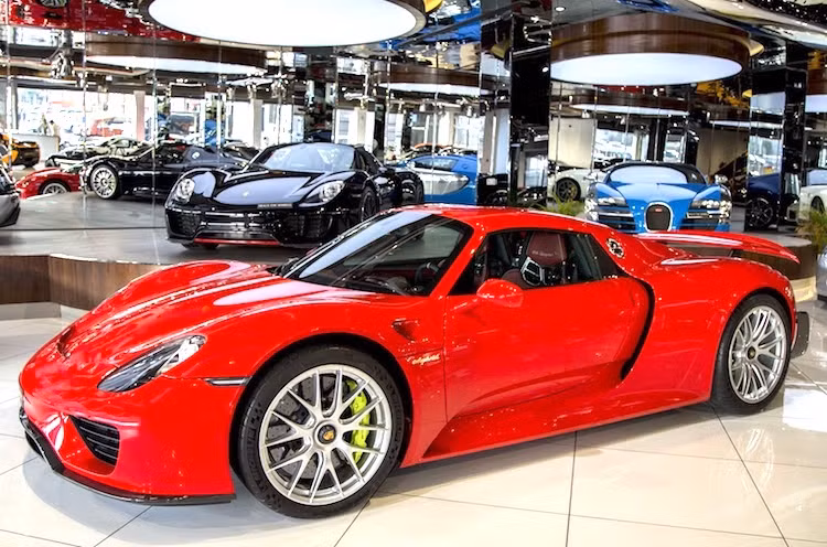Kể từ khi được ra mắt vào năm 2013, đã có tổng cộng 918 chiếc siêu xe đỉnh cao Porsche 918 Spyder được sản xuất. Trong 918 chiếc xe này, nhiều chiếc đã được chủ nhân đặt hàng với những màu sơn và tem đấu "không đụng hàng". Tuy nhiên những chiếc 918 Spyder màu đỏ tươi vẫn là "hàng hiếm".