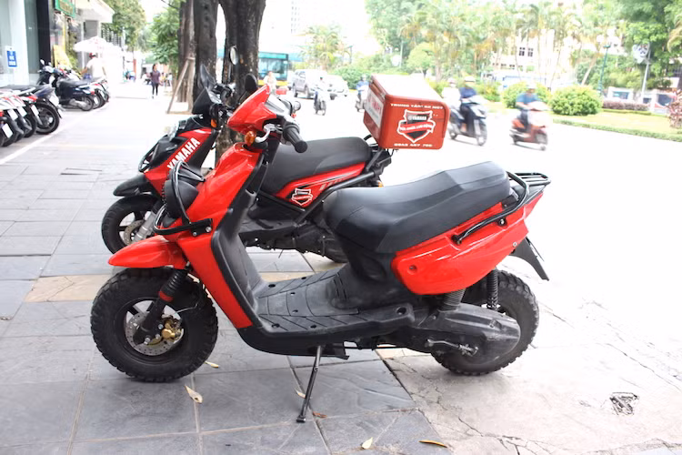 Với dung tích động cơ nhỏ, Yamaha Zuma 50 cũng có kích thước "mini" ở mọi thế hệ. Trong đó, chiếc Zuma 50 thế hệ thứ 3 chỉ có chiều dài 1890 mm, rộng 706 mm và cao 1110 mm. Với chiều cao yên 765 mm, ngay cả nữ giới cũng có thể điều khiển xe dễ dàng. Trên thực tế theo thống kê tại Mỹ, 30% khách hàng của Zuma là phái đẹp và người già.