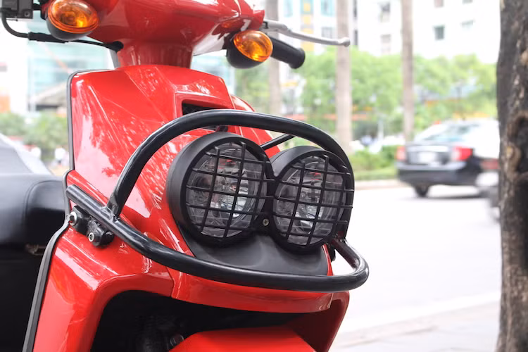 Điểm đặc trưng nhất của dòng Zuma 50 là cặp đèn pha kép đặt rời ở phía dưới mặt nạ của xe. Khi nổ máy, 1 đèn của xe luôn sáng để đóng vai trò là đèn chiếu ban ngày và đèn cos về đêm. Chiếc Zuma 50 trong bài viết này còn được trang bị thêm tùy chọn lưới bảo vệ phía trước chóa đèn và lồng thép bao quanh, khiến chiếc xe có kiểu dáng càng cá tính và "bụi bặm" hơn.