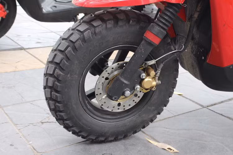 Xe sử dụng cặp mâm đúc 5 cây với đường kính khá nhỏ là 10 inch. Lấy cảm hứng từ các dòng xe địa hình, Zuma 50 sở hữu lốp gai phía trước với kích thước lên tới 120/90 và hệ thống phuộc có khoảng hành trình lớn. Phanh trước của xe dạng đĩa, sử dụng heo 1 piston.