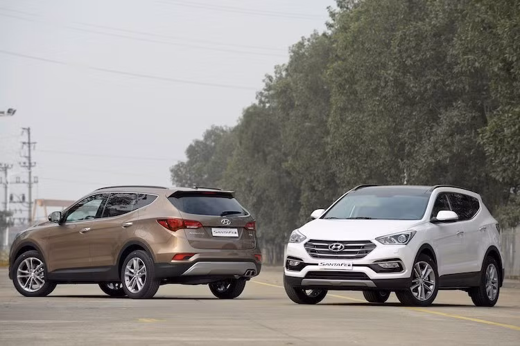 Được lắp ráp theo dạng CKD tại Việt Nam, dòng crossover Hyundai Santa Fe vừa giảm giá khá mạnh trong tháng 6 với mức giảm tối đa 70 triệu đồng. Hiện tại, phiên bản Santa Fe 2.2l 2016 diesel cao cấp nhất chỉ có giá 1,12 tỷ đồng. Trước đây, dòng xe này được bán với giá 1,23 tỷ đồng.