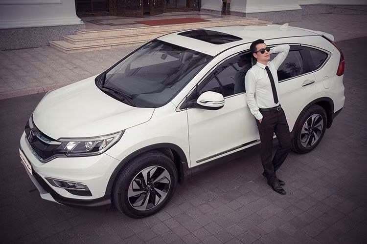 Trong tháng 6 vừa qua, một mẫu crossover hạng C khác là Honda CR-V cũng có mức giảm đãi từ 100-150 triệu. Cụ thể CR-V 2.4 AT cơ bản có mức ưu đãi cao nhất 150 triệu giúp xe giao dịch ở mức giá hấp dẫn 1,008 tỷ đồng còn phiên bản cao cấp hơn được ưu đãi 120 triệu, chỉ còn 1,058 tỷ đồng. Tuy nhiên, mức giảm trên chỉ dành cho CR-V 2016, còn phiên bản 2017 mức ưu đãi chỉ ở mức 40-60 triệu đồng.