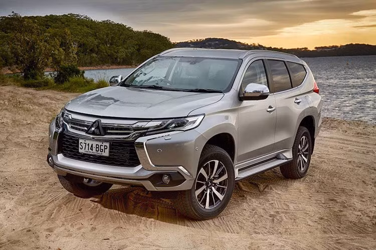 Cùng phân khúc với Ford Everest, mẫu SUV Mitsubishi Pajero Sport cũng vừa được giảm giá lần lượt 50 và 106 triệu đồng cho 2 phiên bản 4x4 AT và 4x2 AT. Hiện tại, Mitsubishi Pajero Sport đang có giá lần lượt 1,249 và 1,488 tỷ cho 2 bản 4x2 và 4x4 AT. Ngoài ra khách hàng còn được ưu đãi tặng gói phụ kiện bodykit và bảo hiểm toàn diện.