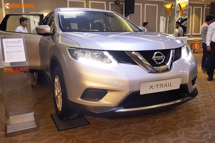 Không chịu kém cạnh CX-5, đối thủ Nissan X-Trail đã giảm giá từ 49 đến 85 triệu đồng tùy từng phiên bản. Hiện nay, Nissan niêm yết giá X-Trail mới ở mức từ 933 triệu đồng và bản cao cấp nhất 2.5L 4WD đang có giá 1.113 tỷ đồng. Trong tháng 2, mẫu xe này cũng đã từng giảm giá "sốc" từ 70 đến 100 triệu đồng tùy phiên bản.