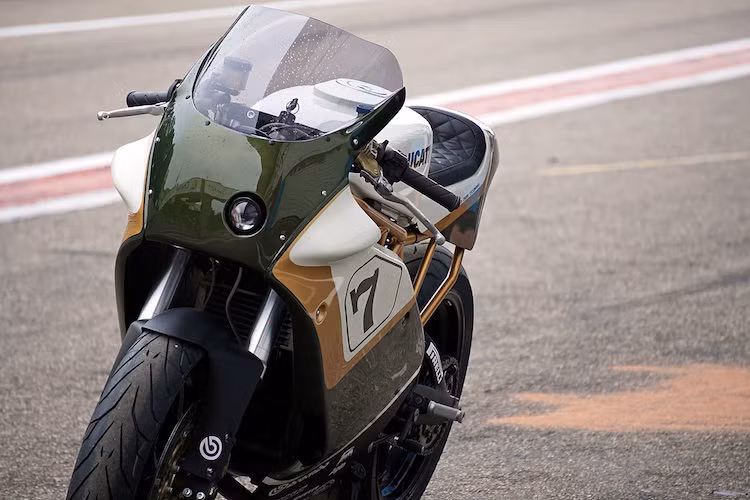 Theo Kris, ý tưởng tạo ra bản độ này của anh xuất phát từ việc mặc dù Ducati tạo ra nhiều chiếc xe đẹp mắt, nhưng không phải mọi phụ tùng Ducati đều có tính thẩm mỹ cao. Chính vì vậy, Kris đã "nhặt nhạnh" nhiều chi tiết mà anh thích từ các dòng Ducati cũ khác nhau để tạo ra bản độ này.