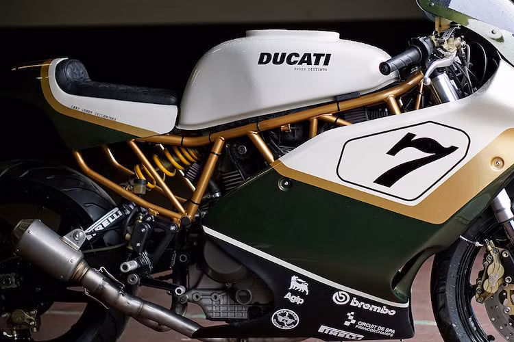 Sau khi mua bộ khung, Kris đã mua thêm một "xác xe" Ducati Monster 900ie đời 2001 để lấy hệ thống điện và động cơ. Lý do khiến anh chọn mẫu xe này đó là vì tiếng nổ cực kỳ hấp dẫn của khối động cơ L-Twin 900 cc, đi kèm hệ thống phun xăng điện tử hiện đại và tin cậy hơn chế hòa khí thông thường.