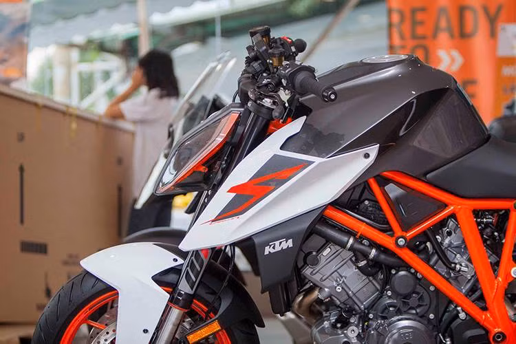 Ở thế hệ 1290 Super Duke R trước, dòng xe này đã được mệnh danh là "quái vật" (The Beast) bởi cảm giác lái đầy "hoang dại". Với thế hệ mới, "quái vật" đã trở lại mạnh mẽ và nhanh hơn nữa, đồng thời có kiểu dáng thiết kế lại hoàn toàn. So với thế hệ trước, Super Duke R 2017 sở hữu kiểu dáng cực kỳ thể thao và cá tính với các đường nét sắc nhọn.